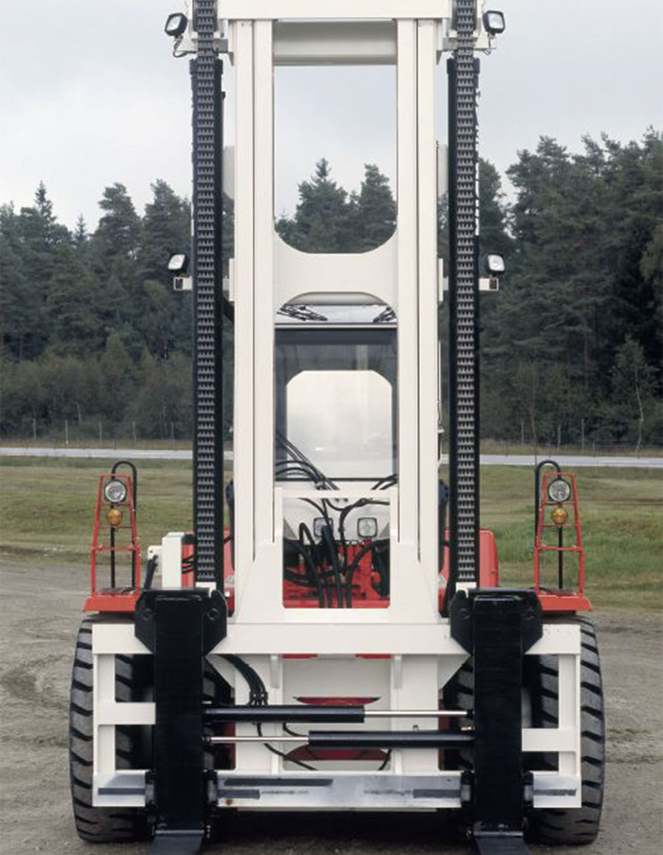 Front Photo of a Big Fork Lift / Heavy Duty Fork Lift / Heavy Capacity Svetruck Fork Lift