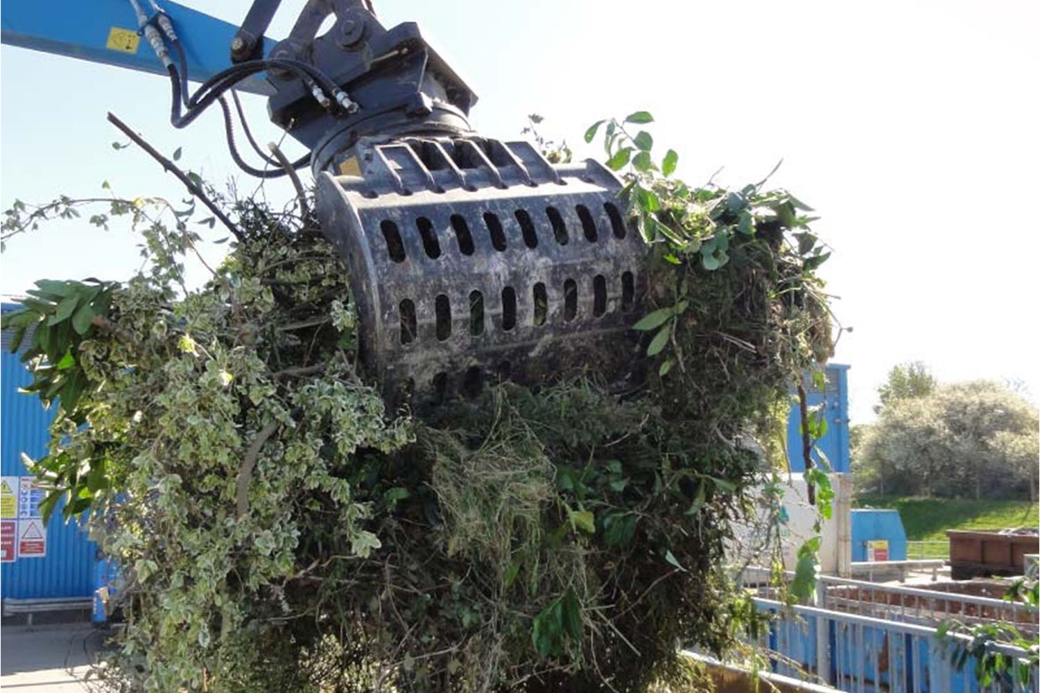 material-sorting-grappling-bushes-edit-small KINSHOFER selector grab picking up bushes