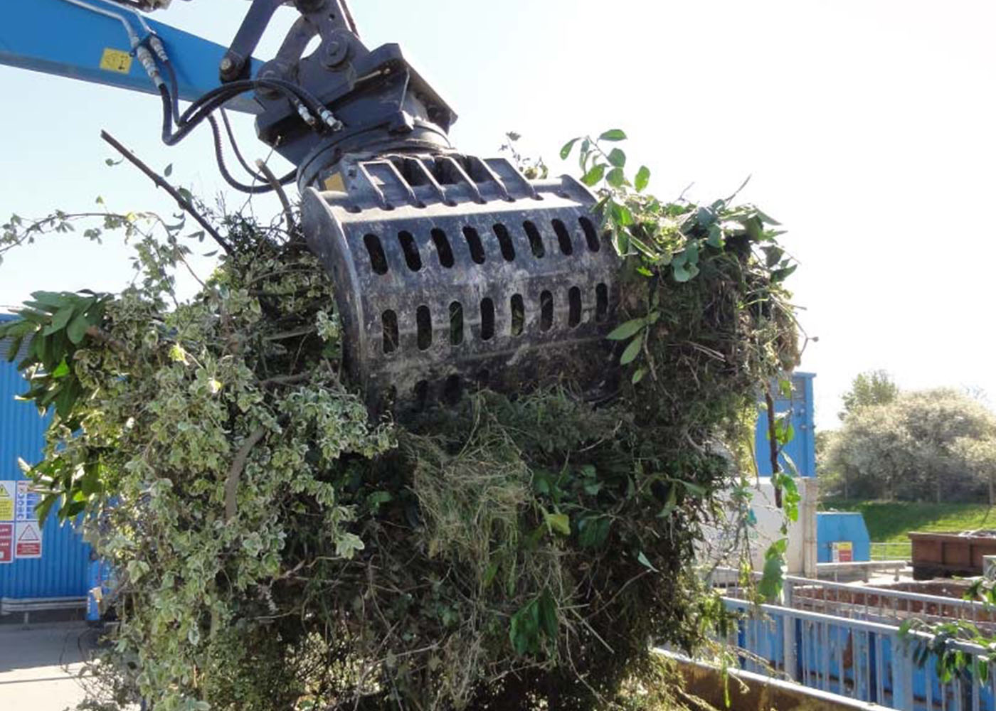 material-sorting-grappling-bushes-uk-image KINSHOFER selector grab picking up bushes